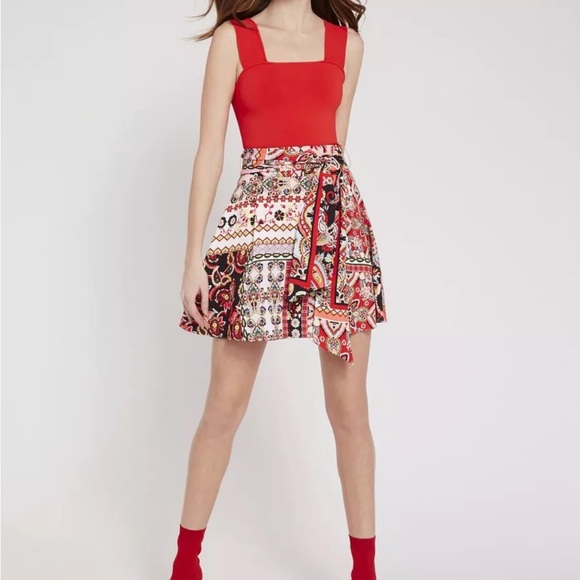Alice + Olivia Helina Tie Front Abstract Print Mini Skirt | Size 4 - Picture 2 of 5